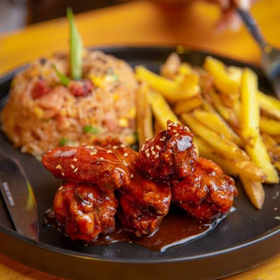 Alichaufa: alitas en salsa con chaufa y papas fritas