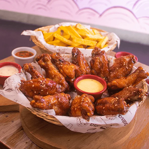 Canasta de 12 alitas con papas fritas
