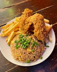 Mostrito: pollo broaster con chaufa y papas fritas