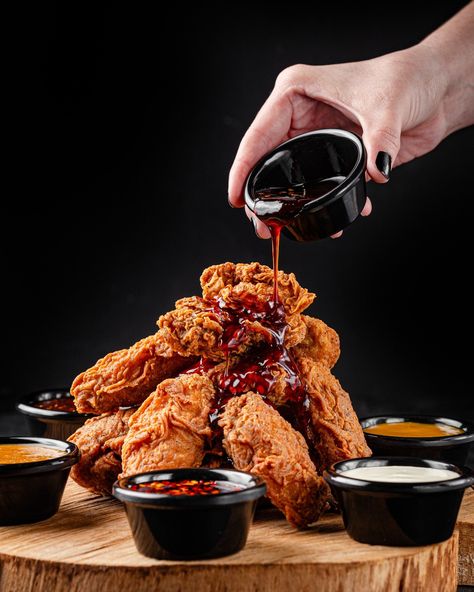 Alitas crujientes bañadas en salsa, con cremas alrededor